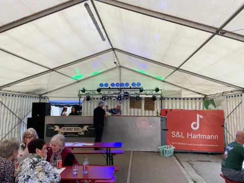 Technikaufbau und Veranstaltungsbereich im Festzelt
