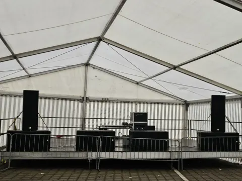Großer Bühnen- und Lautsprecheraufbau im Festzelt