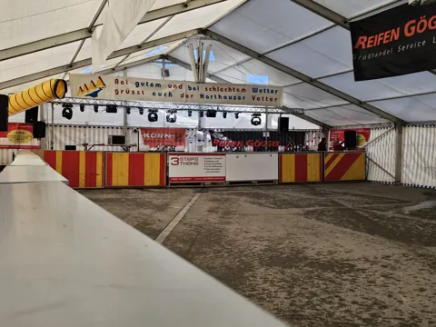 Festzelt mit Beleuchtung und Veranstaltungsbereich