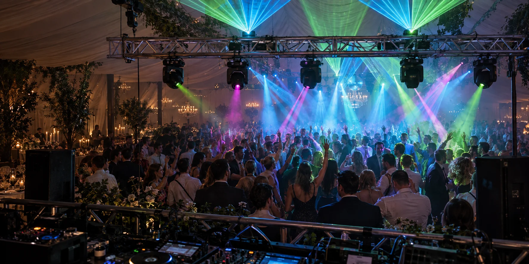 KI-generiertes Stimmungsmotiv: Traversenaufbau, feiernde Menge, Moving Heads, Nebel und Laser im Festzelt