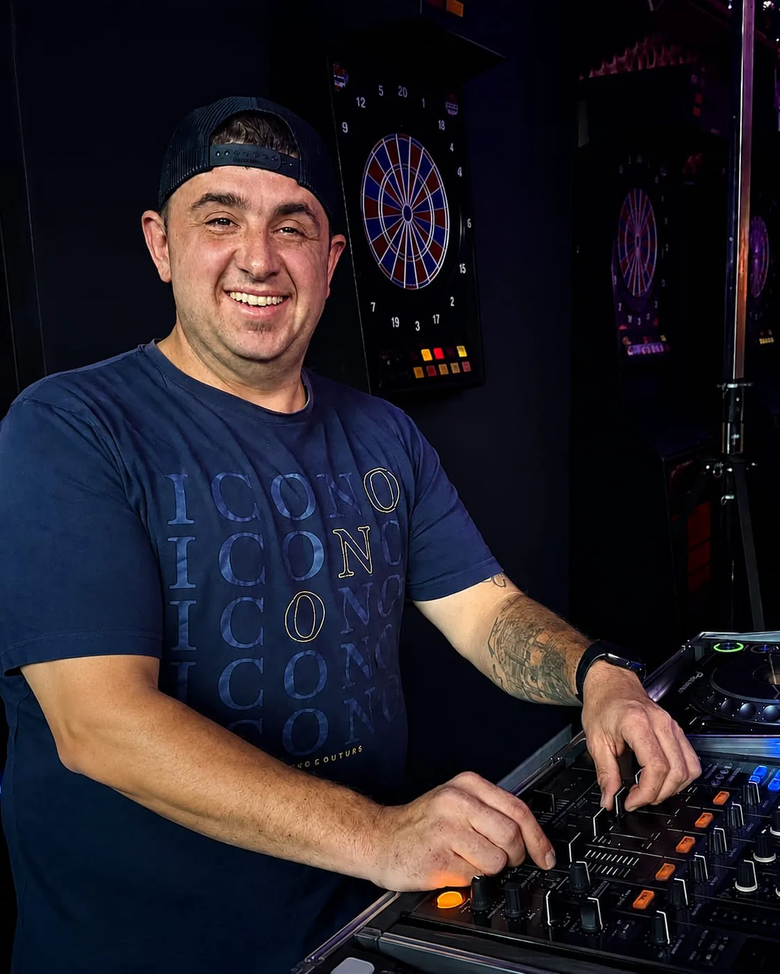 Der Kopf hinter S&L Hartmann am DJ-Pult