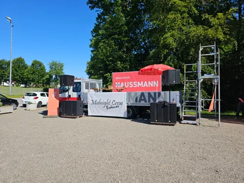 Mobiler Technikaufbau bei einer Veranstaltung im Freien