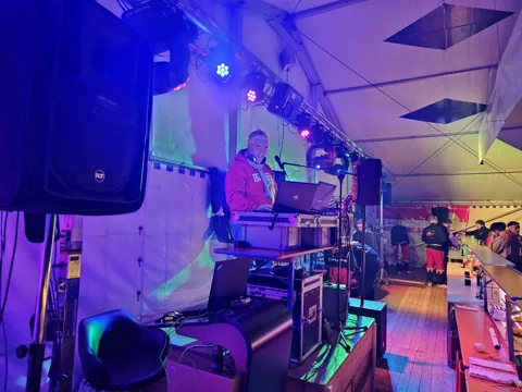 DJ-Pult im Festzelt