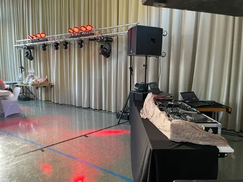 Traverse und Lichtaufbau im Saal