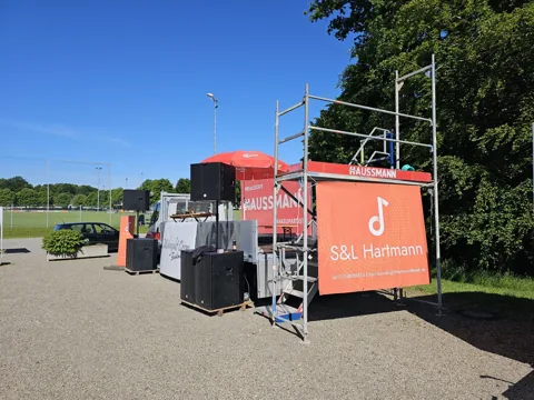 Mobile Bühne mit Beschallung