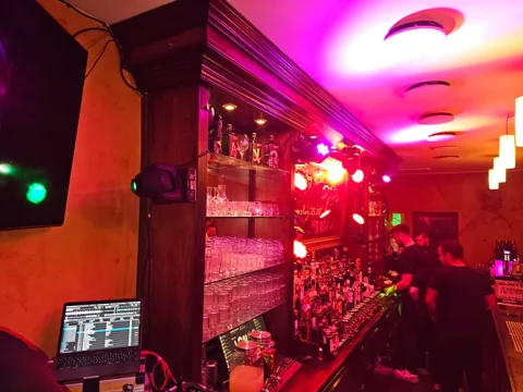 DJ-Aufbau mit warmer Ambientebeleuchtung