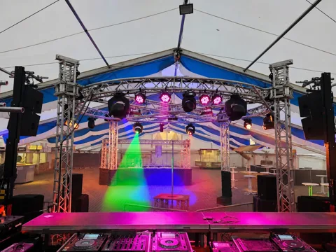 Lichtaufbau im Festzelt mit DJ-Pult eines anderen Anbieters