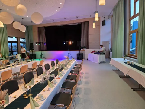 Festlich vorbereiteter Hochzeitssaal