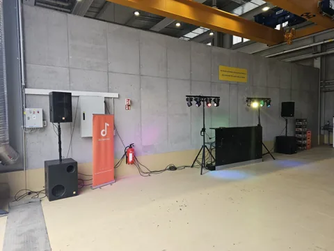 Ton- und Lichtaufbau in einer Firmenhalle