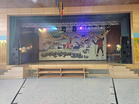 Bühne mit Traverse und Lichttechnik